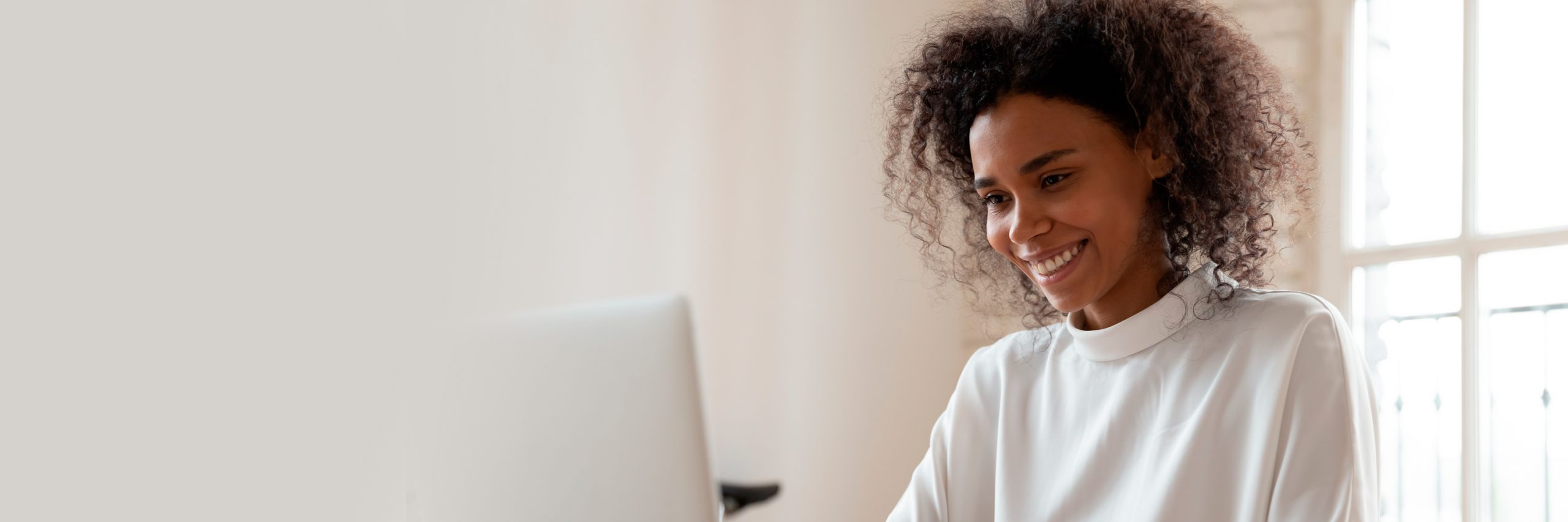 mulher preta no computador sorrindo